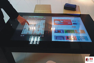 互动触摸桌：桌面级智能交互，打造沉浸式互动新体验